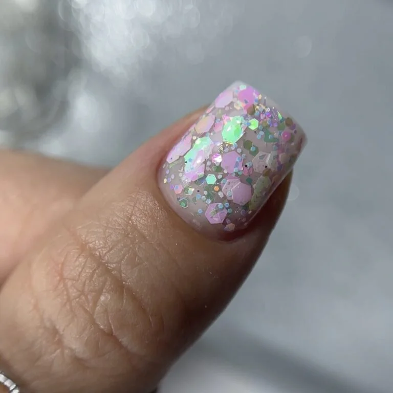 img_7766-768x768 NAILSOFTHENIGHT Dream gel 01 — dizaino gelis nagams su neįtikėtinais skirtingų dydžių šešiakampiais ir blizgučiais, 5 g