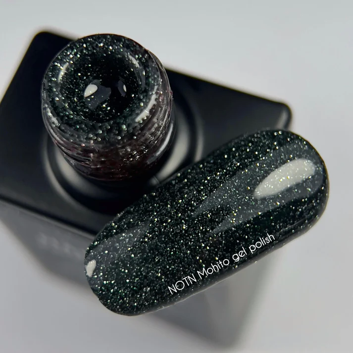 img_7768-2048x2048_jpeg NAILSOFTHENIGHT Mohito gelinis lakas — sodriai tamsiai žalias, atspindintis blizgesį, 10 ml.