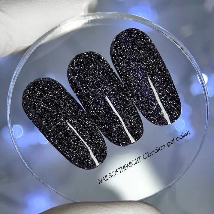 photo_2024-12-19_10-17-36 NAILSOFTHENIGHT Obsidian gelinis lakas- grafito violetinės spalvos šviesą atspindintis 10 ml.