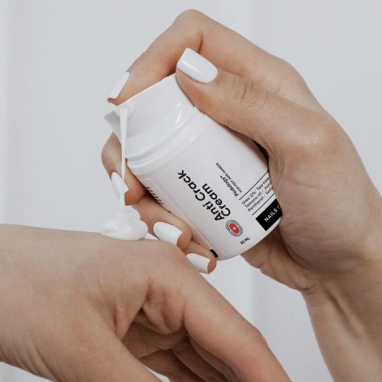 Nailsoftheday Podology+ "Cream for cracks on feet and hands"  kremas nuo įtrūkimų gydo rankų ir kojų odos įtrūkimus, 30 ml