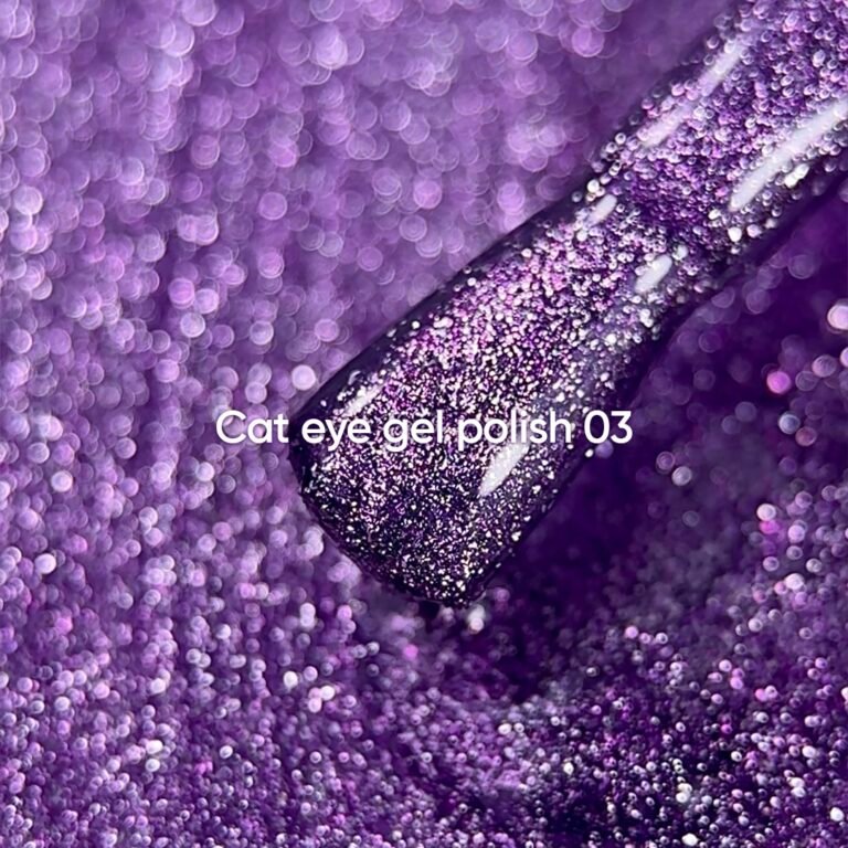NAILSOFTHEDAY Gelinis lakas „Cat Eye 03“ — violetinis katės akių gelinis lakas su smulkiais blizgučiais ir šviesą atspindinčiu efektu, persidengiančiu vienu sluoksniu, 6 ml