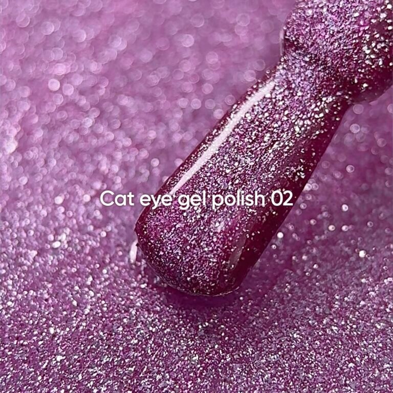 NAILSOFTHEDAY Gelinis lakas „Cat Eye 02“ — rožinis katės akių tipo gelinis lakas su smulkiu blizgesiu ir šviesą atspindinčiu efektu, dengiantis vienu sluoksniu, 6 ml