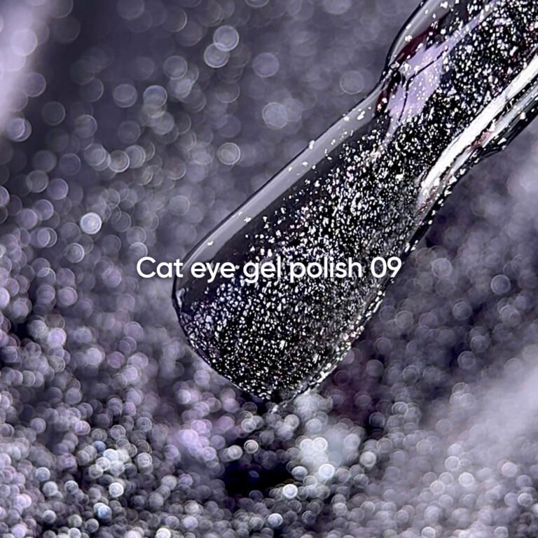 NAILSOFTHEDAY Gelinis lakas „Cat Eye 09“ — juodas katės akies gelinis lakas su smulkiu matiniu paviršiumi ir šviesą atspindinčiu efektu, dengiantis vienu sluoksniu, 6 ml