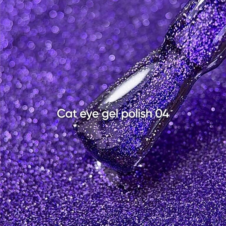 NAILSOFTHEDAY Gelinis lakas „Cat Eye 04“ — tamsiai violetinis katės akių efekto gelinis lakas su smulkiais blizgučiais ir šviesą atspindinčiu efektu, persidengiančiu vienu sluoksniu, 6 ml
