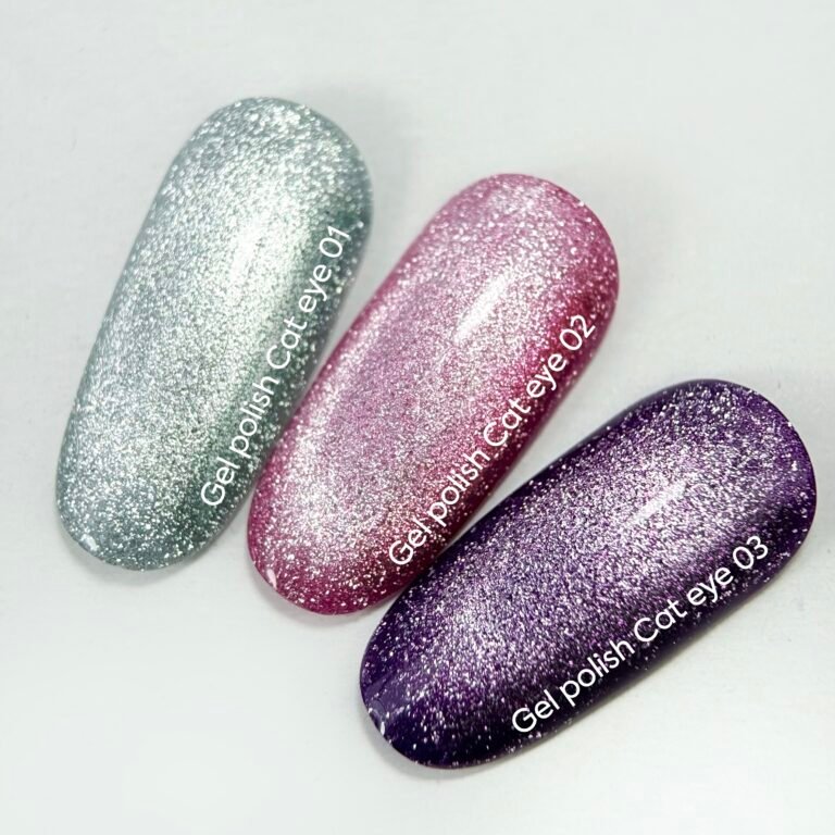 NAILSOFTHEDAY Gelinis lakas „Cat Eye 01“ — sidabrinis katės akies gelinis lakas su smulkiais blizgučiais ir šviesą atspindinčiu efektu, persidengiančiu vienu sluoksniu, 6 ml