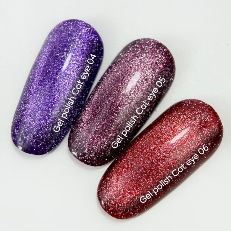 NAILSOFTHEDAY Gelinis lakas „Cat Eye 05“ — tamsiai rožinis katės akių tipo gelinis lakas su smulkiu blizgesiu ir šviesą atspindinčiu efektu, dengiantis vienu sluoksniu, 6 ml