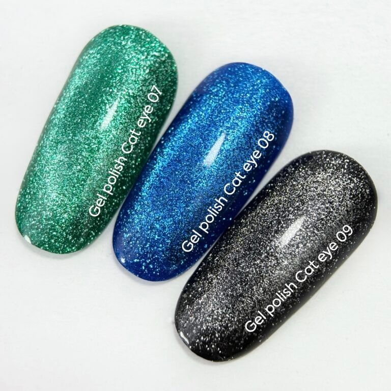 NAILSOFTHEDAY Gelinis lakas „Cat Eye 08“ — mėlynas katės akių tipo gelinis lakas su smulkiu blizgesiu ir šviesą atspindinčiu efektu, dengiantis vienu sluoksniu, 6 ml