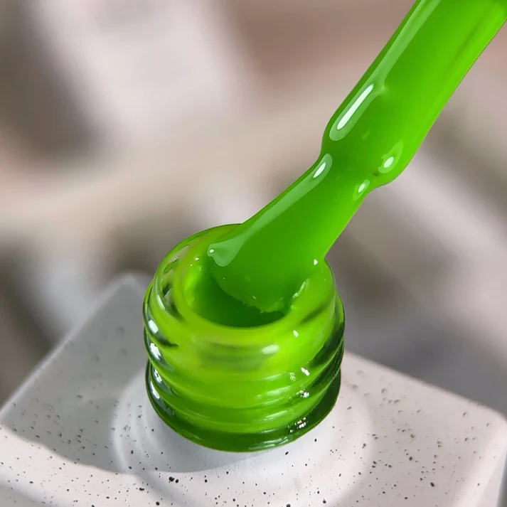 NAILSOFTHEDAY Summer Let‘s special Kiwi-247 — neoninės žalios spalvos gelinis lakas, visiškai padengiantis vienu sluoksniu, 10 ml