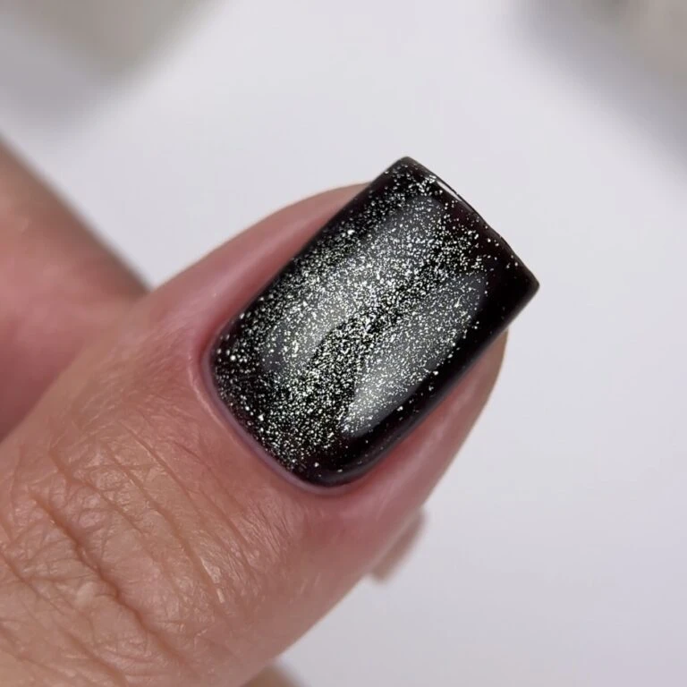 NAILSOFTHEDAY Gelinis lakas „Cat Eye 09“ — juodas katės akies gelinis lakas su smulkiu matiniu paviršiumi ir šviesą atspindinčiu efektu, dengiantis vienu sluoksniu, 6 ml