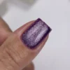 NAILSOFTHEDAY Gelinis lakas „Cat Eye 03“ — violetinis katės akių gelinis lakas su smulkiais blizgučiais ir šviesą atspindinčiu efektu, persidengiančiu vienu sluoksniu, 6 ml