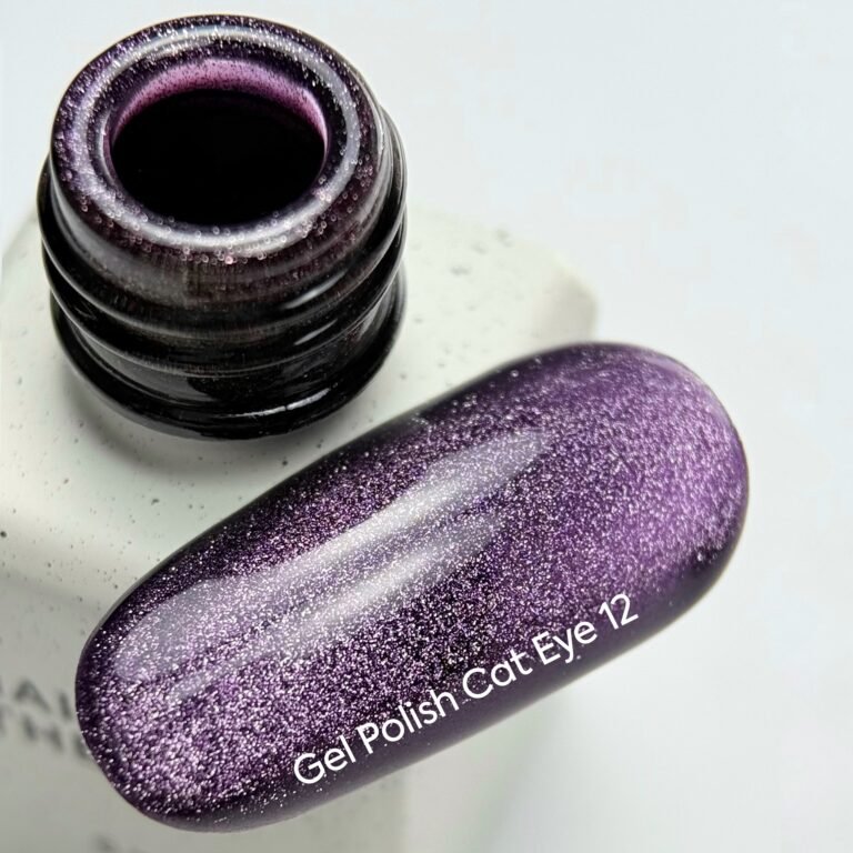 NAILSOFTHEDAY Gelinis lakas „Cat Eye 12“ — violetinis katės akių gelinis lakas, persidengiantis vienu sluoksniu, 6ml.