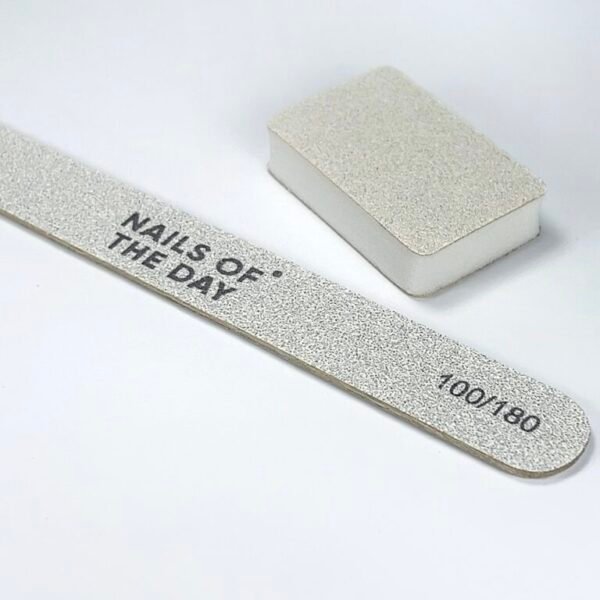 NAILSOFTHEDAY vienkartinis individualus rinkinys: firminė nagų dildė 100/180 ir poliravimo blokelis 150/180