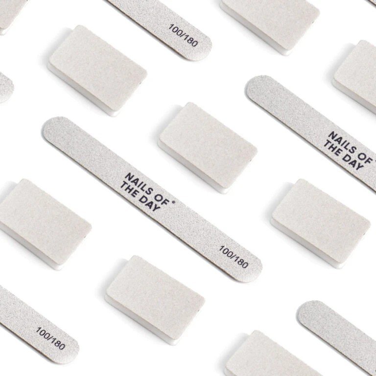 NAILSOFTHEDAY vienkartinis individualus rinkinys: firminė nagų dildė 100/180 ir poliravimo blokelis 150/180