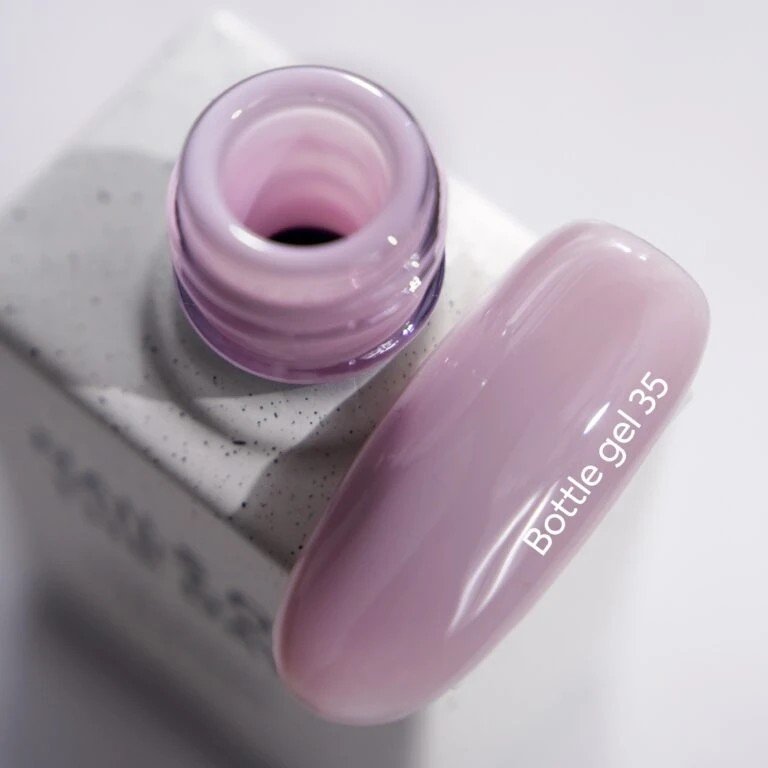 NAILSOFTHEDAY Bottle gel 35 – itin stiprus buteliuko gelis dulkėtos violetinės spalvos, 10 ml.