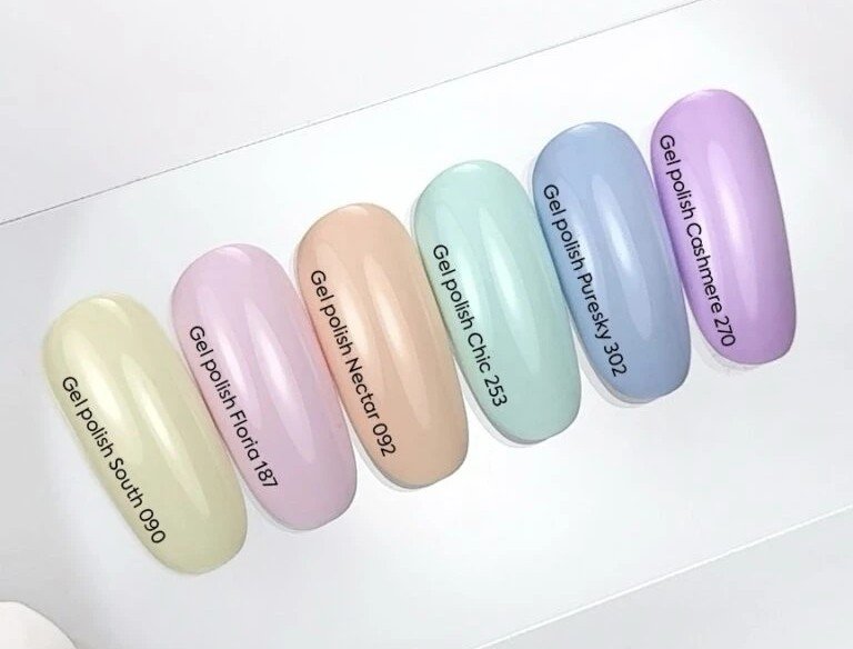 1 NAILSOFTHEDAY Gel Polish New Spring „Floria“ — pastelinės rožinės spalvos gelinis lakas, visiškai padengiantis vienu sluoksniu, 10 ml.