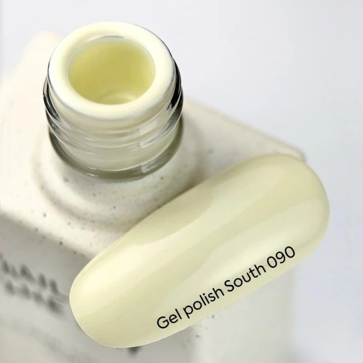 NAILSOFTHEDAY Gel Polish New Spring „South“ — pastelinės geltonos spalvos gelinis lakas, visiškai padengiantis vienu sluoksniu, 10 ml.