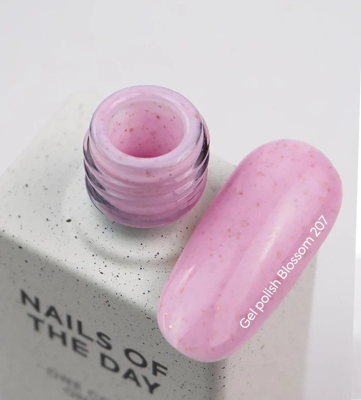 photo_blossom-207_jpg (1) NAILSOFTHEDAY Gel Polish Spring „Blossom“ — švelniai rožinis gelinis lakas su aukso folija, visiškai padengiantis vienu sluoksniu, 10ml.