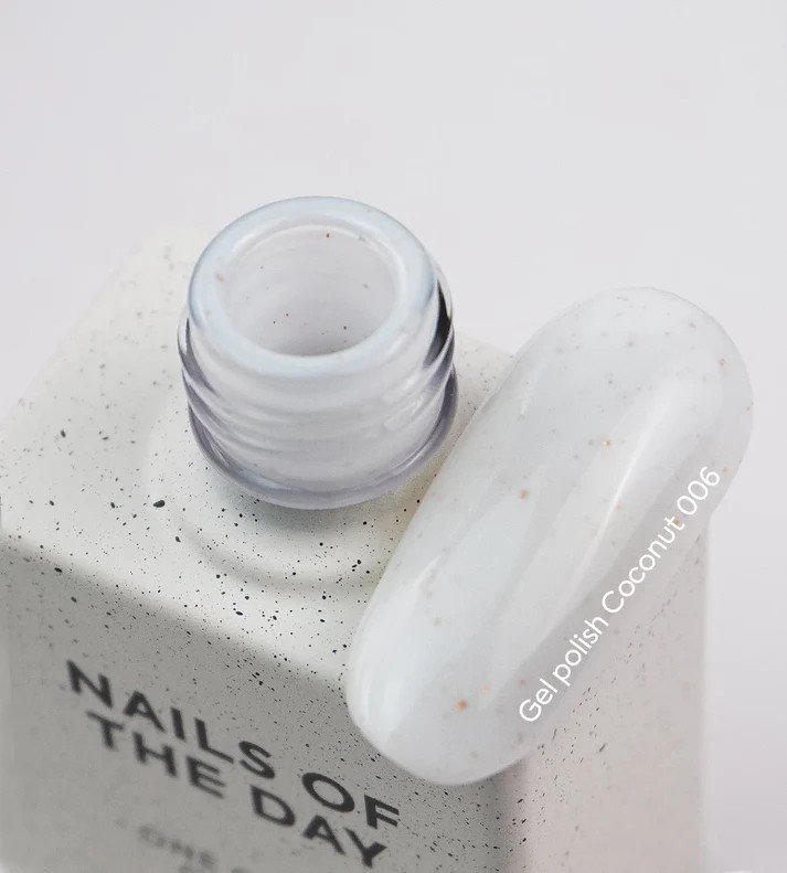 photo_coconut-006_jpg NAILSOFTHEDAY Gel Polish Spring „Coconut“ — pieniškos baltos spalvos gelinis lakas su aukso folija, visiškai padengiantis vienu sluoksniu, 10ml.