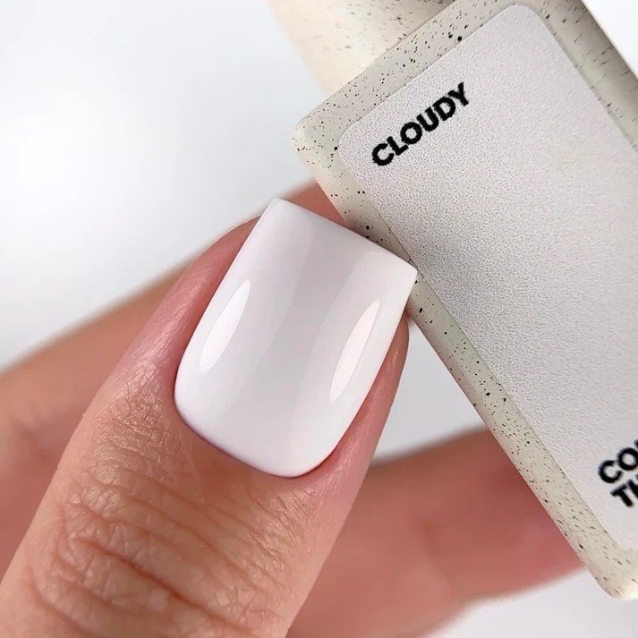 NAILSOFTHEDAY Color of the Month – Cloudy,  pieno baltumo atspalvis su subtiliu rausvu šydu, dengiantis vienu sluoksniu, 10 ml