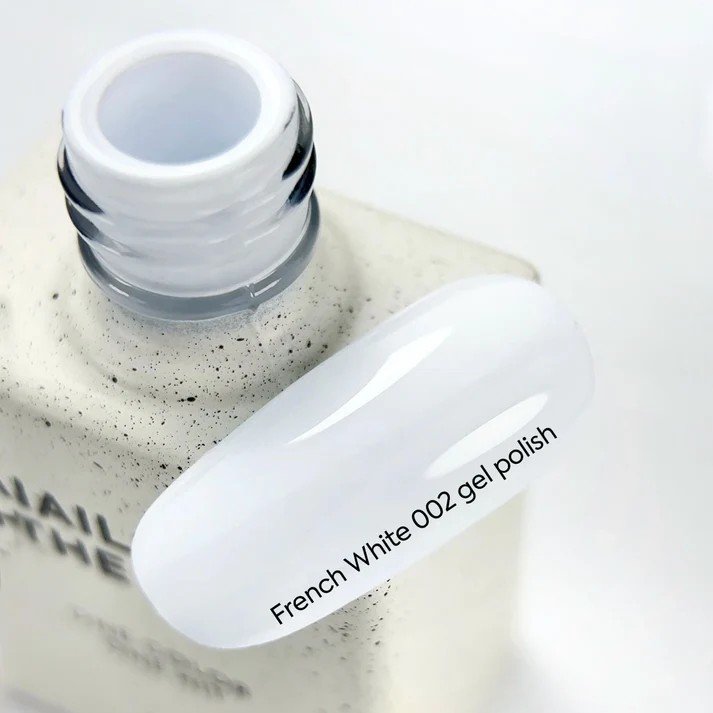 NAILSOFTHEDAY gelinis lakas „French White 002“ — šaltas itin baltas gelinis lakas, dengiantis vienu sluoksniu, 10 ml