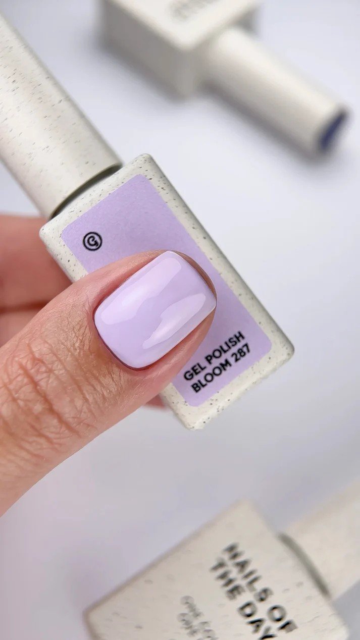 NAILSOFTHEDAY Gel polish „Bloom drop 287“ — subtilus alyvinis atspalvis, visiškai padengiantis vienu sluoksniu, 10 ml.