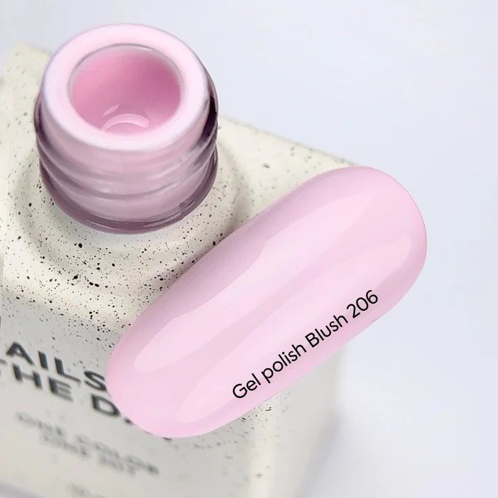 NAILSOFTHEDAY Gel polish „Bloom drop  Blush 206“- Subtilus rožinis atspalvis, visiškai padengiantis vienu sluoksniu, 10 ml.