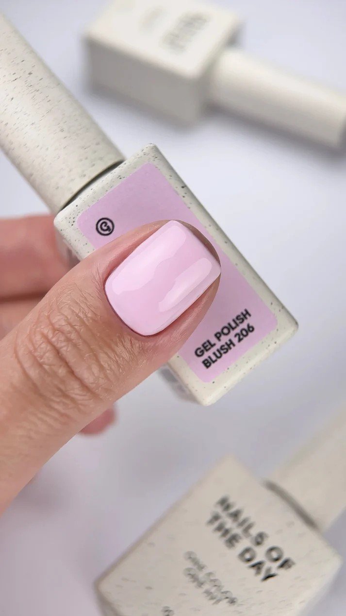 NAILSOFTHEDAY Gel polish „Bloom drop  Blush 206“- Subtilus rožinis atspalvis, visiškai padengiantis vienu sluoksniu, 10 ml.