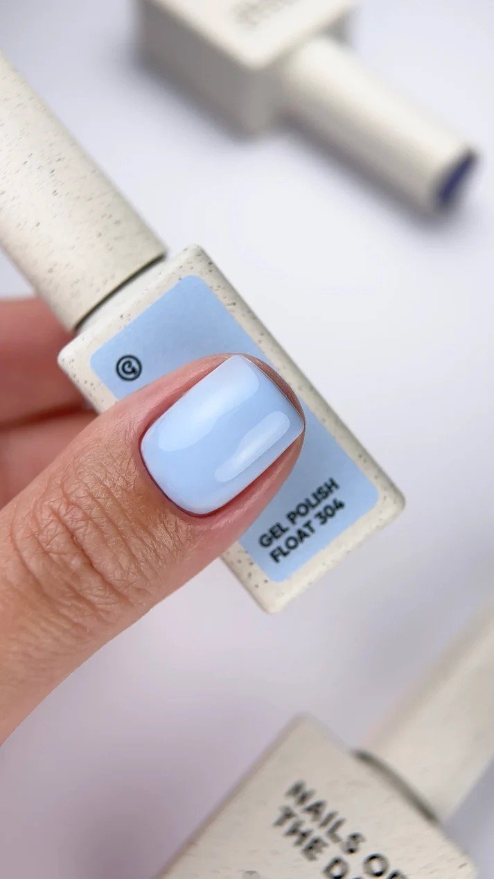 IMG-7703 NAILSOFTHEDAY Gel polish „Bloom drop Float 304“- Dangaus mėlynumo atspalvis, visiškai padengiantis vienu sluoksniu, 10 ml.