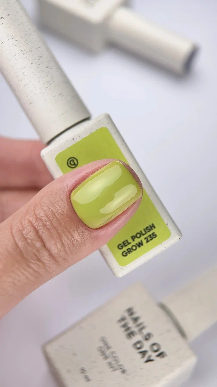 NAILSOFTHEDAY Gel polish „Bloom drop Grow 235“- žalias atspalvis, visiškai padengiantis vienu sluoksniu, 10 ml.