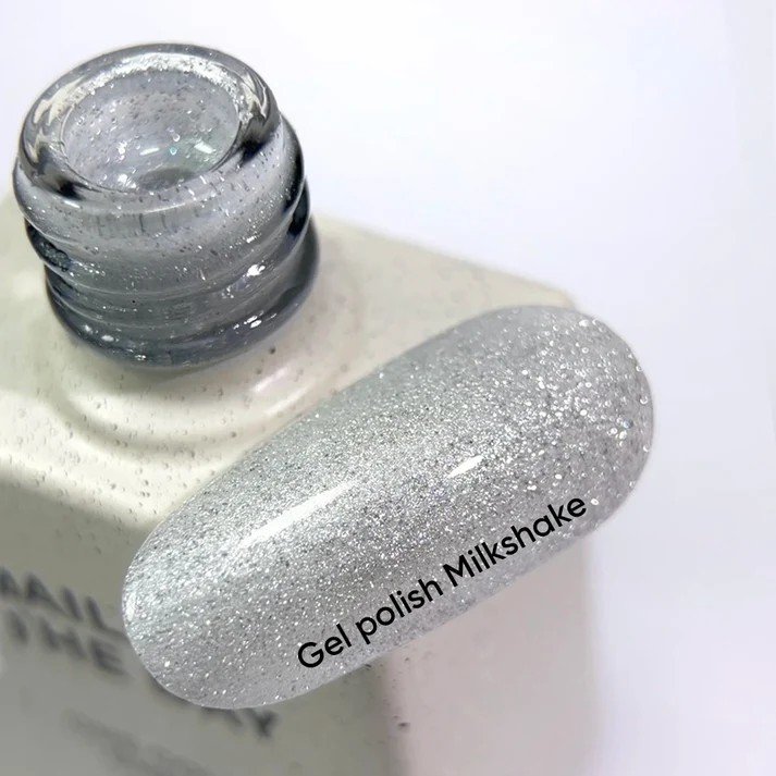 NAILSOFTHEDAY Gel Polish „Milkshake 004“ – pieniškas atspindintis gelinis lakas, 10 ml.