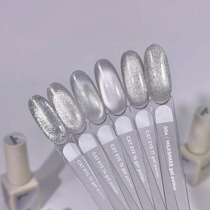 NAILSOFTHEDAY Gel Polish „Milkshake 004“ – pieniškas atspindintis gelinis lakas, 10 ml.