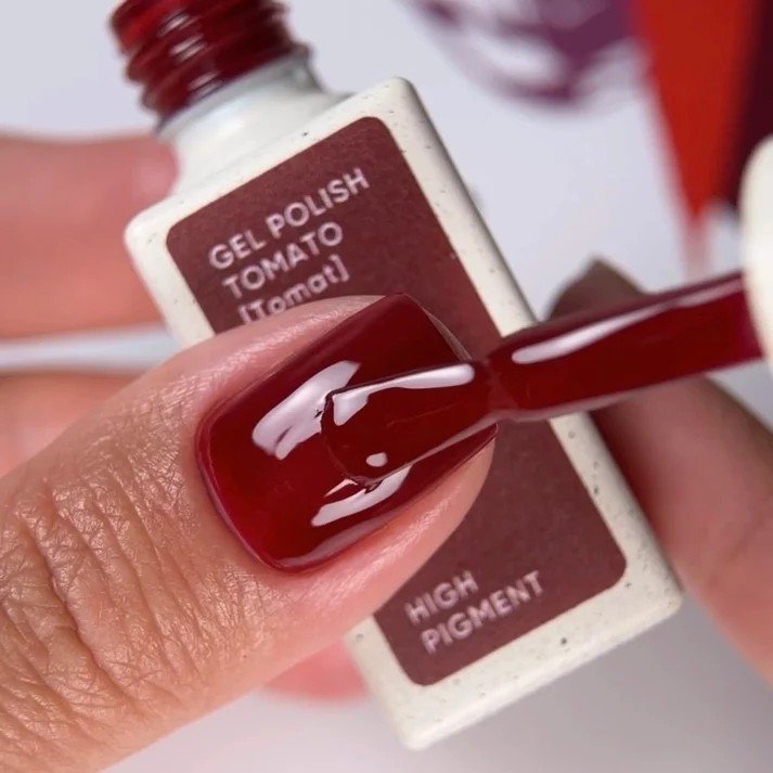 NAILSOFTHEDAY Borsch collection gel polish „Tomato“ 130 – pomidorų raudonumo gelinis lakas, dengiantis vienu sluoksniu, 10 ml.