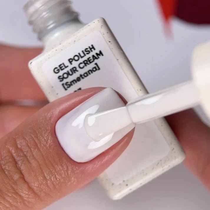 NAILSOFTHEDAY Borsch collection „Sour Cream“ 007 – Lengvas, kreminis, pieniškas gelinis lakas, 10 ml.