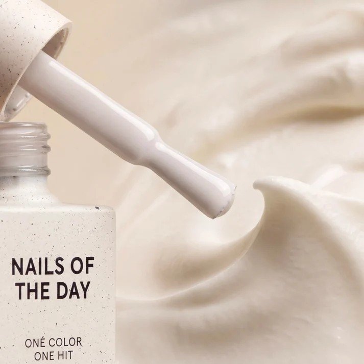 NAILSOFTHEDAY Borsch collection „Sour Cream“ 007 – Lengvas, kreminis, pieniškas gelinis lakas, 10 ml.