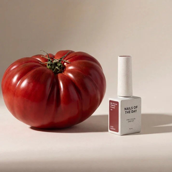 NAILSOFTHEDAY Borsch collection gel polish „Tomato“ 130 – pomidorų raudonumo gelinis lakas, dengiantis vienu sluoksniu, 10 ml.