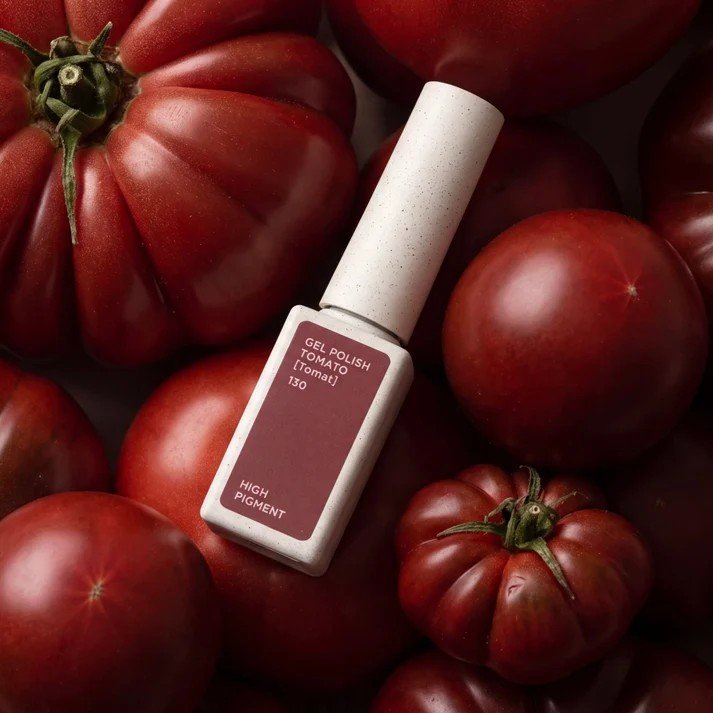 NAILSOFTHEDAY Borsch collection gel polish „Tomato“ 130 – pomidorų raudonumo gelinis lakas, dengiantis vienu sluoksniu, 10 ml.