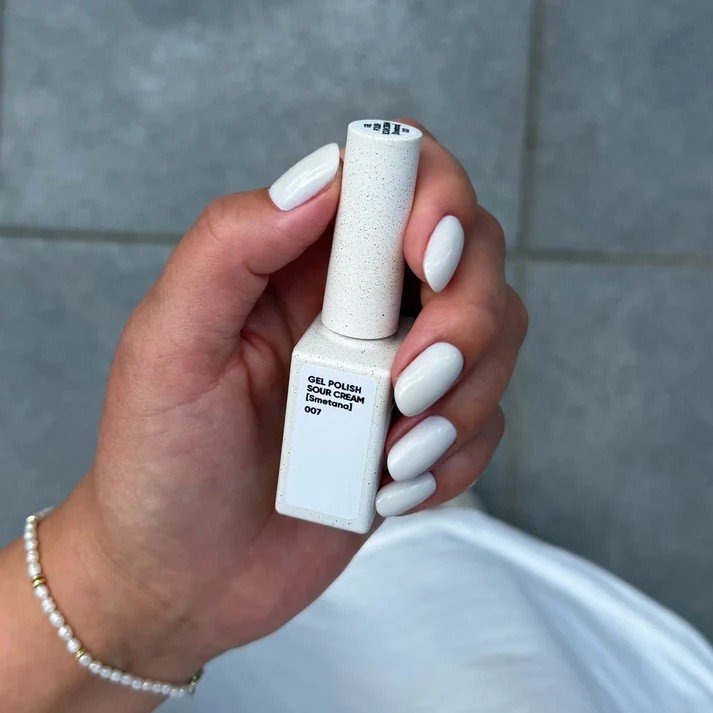 NAILSOFTHEDAY Borsch collection „Sour Cream“ 007 – Lengvas, kreminis, pieniškas gelinis lakas, 10 ml.
