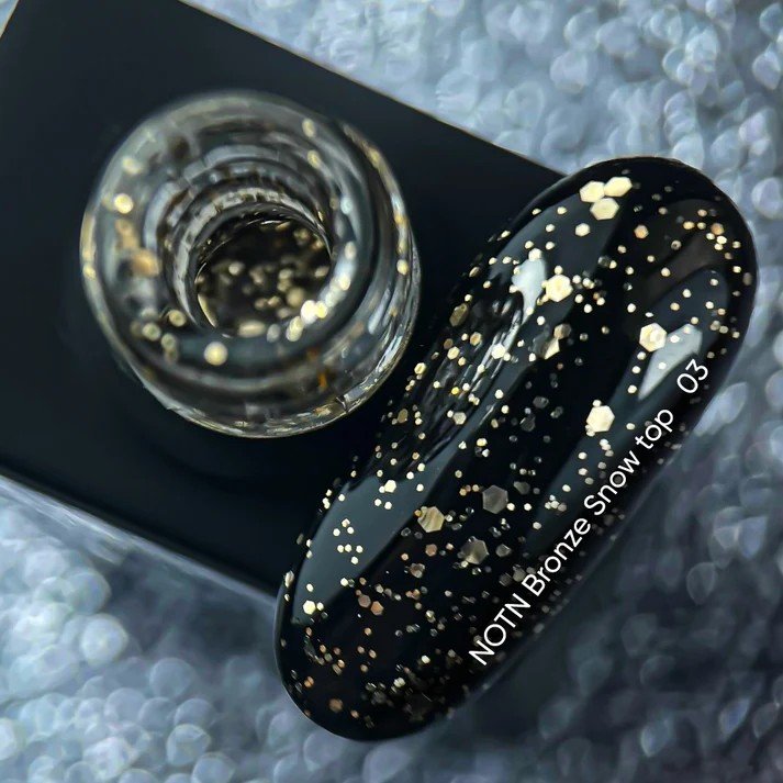NAILSOFTHENIGHT Bronze Snow top 03 — viršutinis sluoksnis su skirtingo dydžio bronziniais šešiakampiais, be lipnaus sluoksnio, 10 ml.