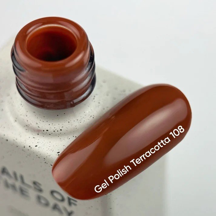 NAILSOFTHEDAY Autum gel polish „Terracotta“– šiltas terakotos (plytų) atspalvis, visiškai padengiantis vos vienu sluoksniu. 10 ml.