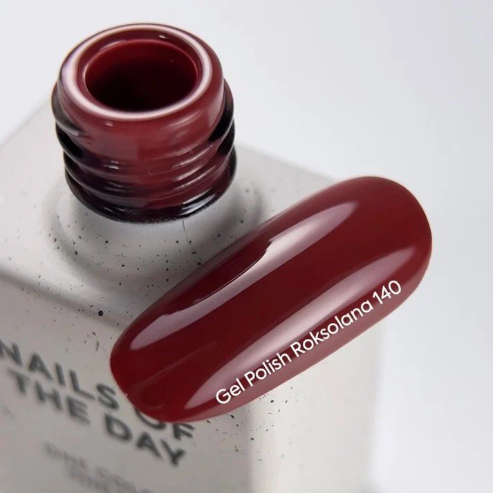 NAILSOFTHEDAY Autum gel polish „Roksolana“ – raudonas gelinis lakas, dengiantis vienu sluoksniu, 10 ml