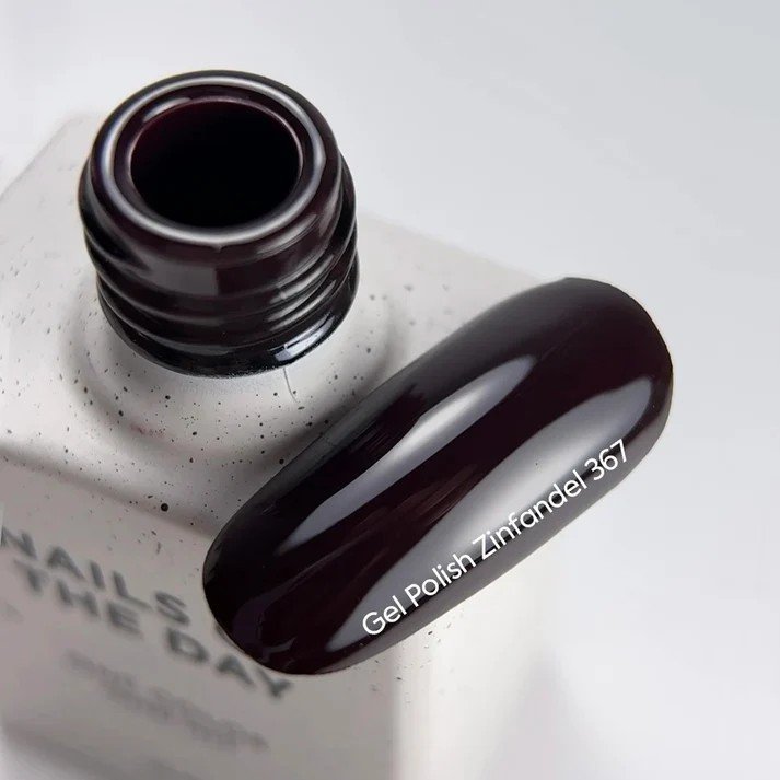 NAILSOFTHEDAY Autum gel polish „Zinfandel“ – tamsiai bordo spalvos gelinis lakas, dengiantis vienu sluoksniu, 10 ml